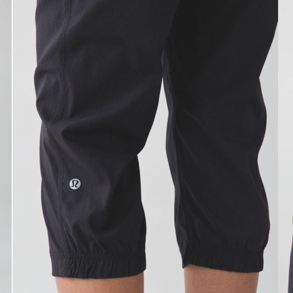 Lululemon athletica Women’s Black Studio Crop II, size 2 - Picture 4 of 13